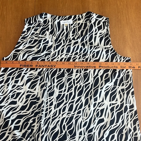 Calvin Klein Silky Scoop Neck Sleeveless Blouse, Black & Cream Print, Size L - Picture 7 of 12